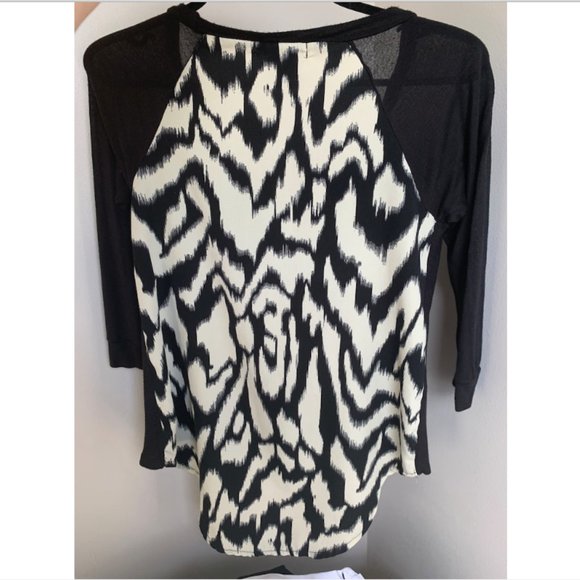 ✨ANYWEAR BLACK/OFF-WHITE 3/4 SLEEVE DESIGN PRINTED TOP - SIZE: US S - Picture 2 of 2